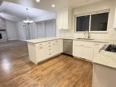 Sandy House: 1729 E Colchester Ct