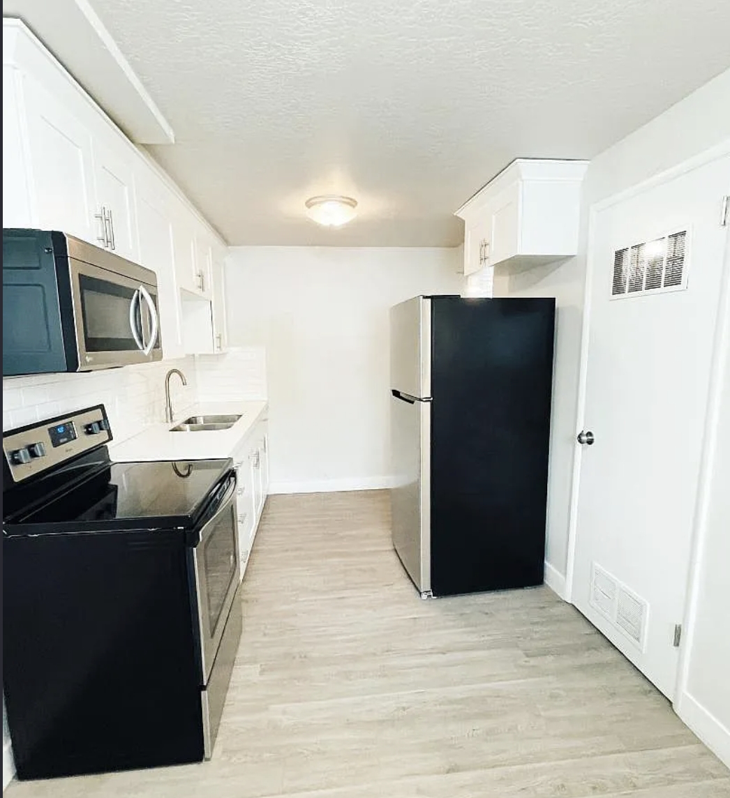 Clearfield Apartment: 31 W 1600 N