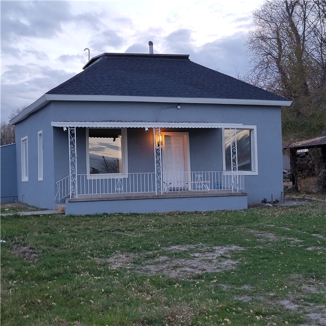 Magna House: 8565 W Magna Main St