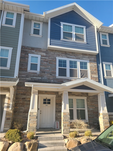 Vineyard House: 692 E 380 N