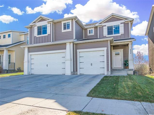 Vineyard House: 454 E Rue Hugo