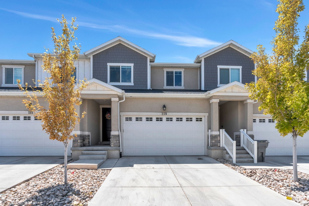 Vineyard Townhome: 219 W Silver Springs Dr