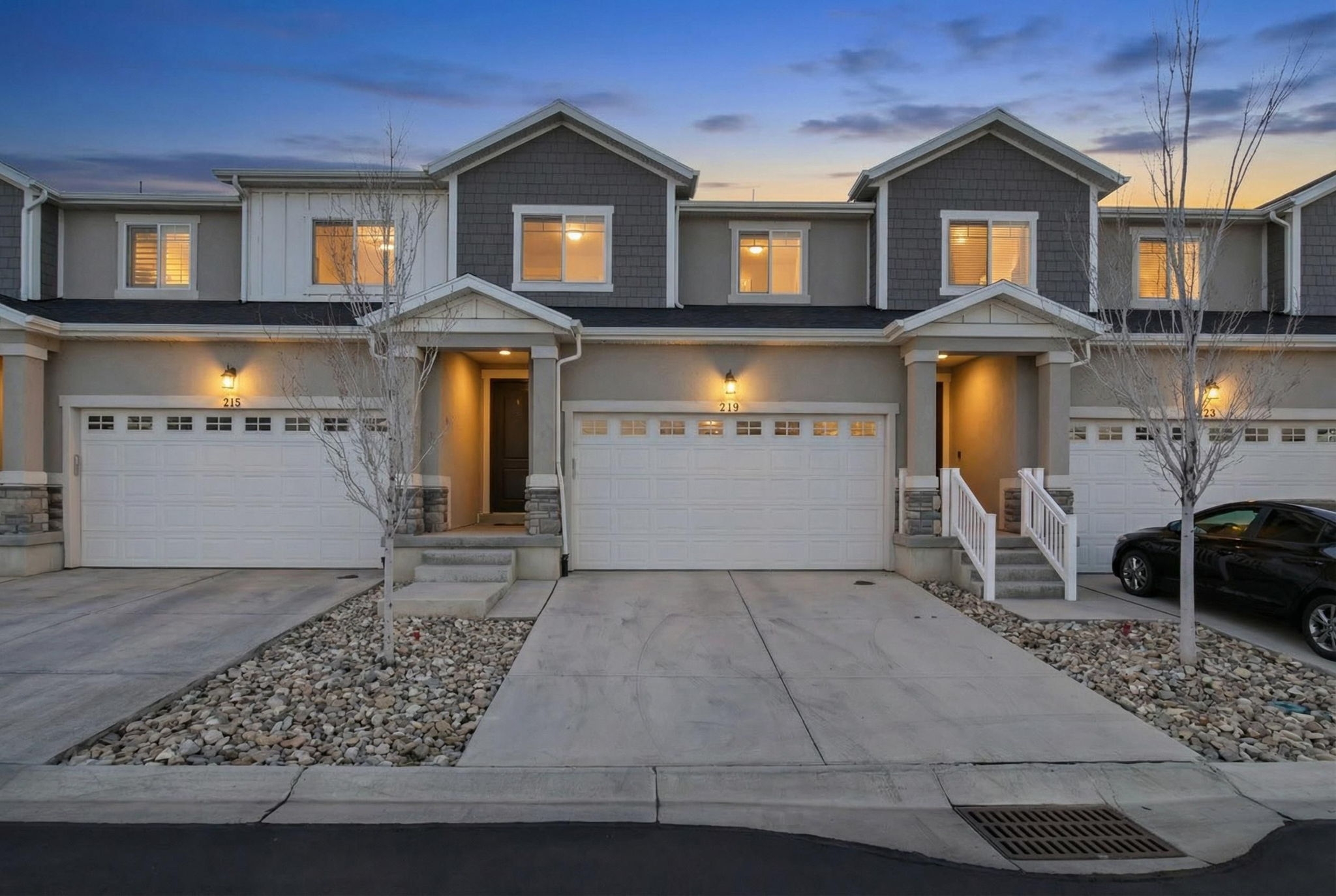 Vineyard Townhome: 219 W Silver Springs Dr