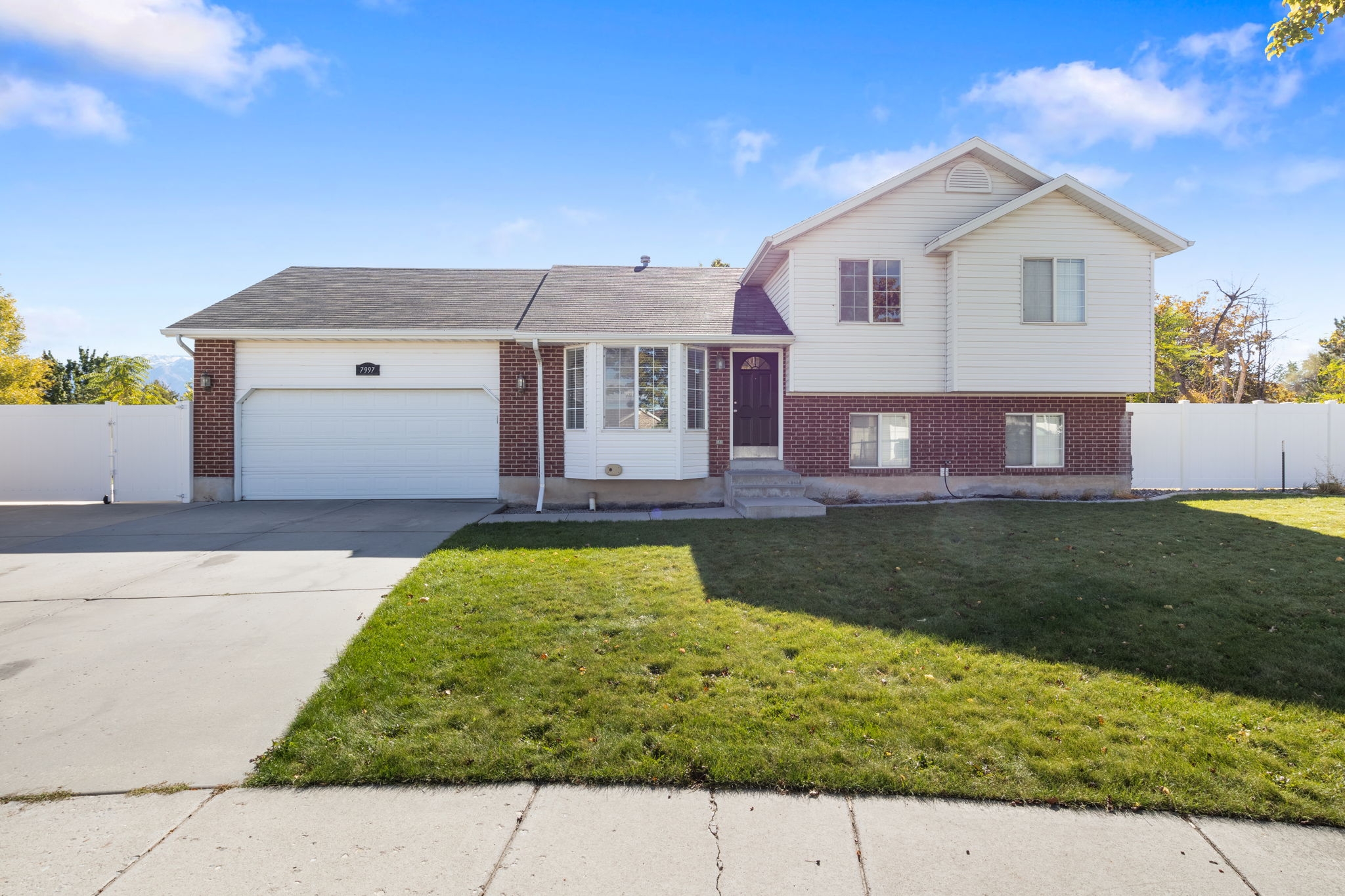 West Jordan House: 7997 S Lusterpointe Ct