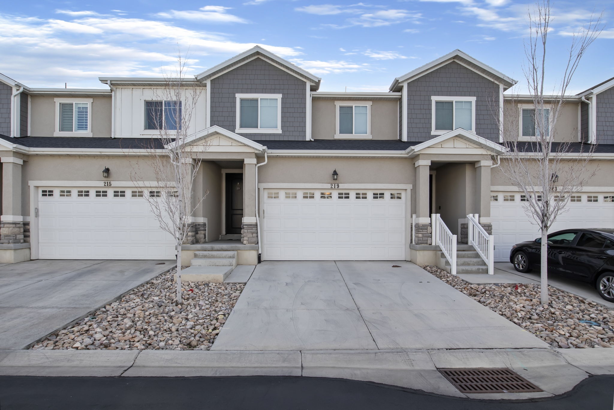 Vineyard Townhome: 219 W Silver Springs Dr