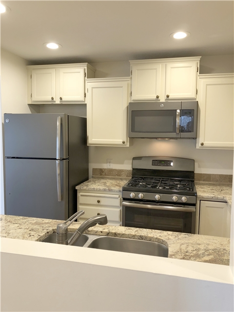 Sandy Condo: 818 E Gatewood Dr