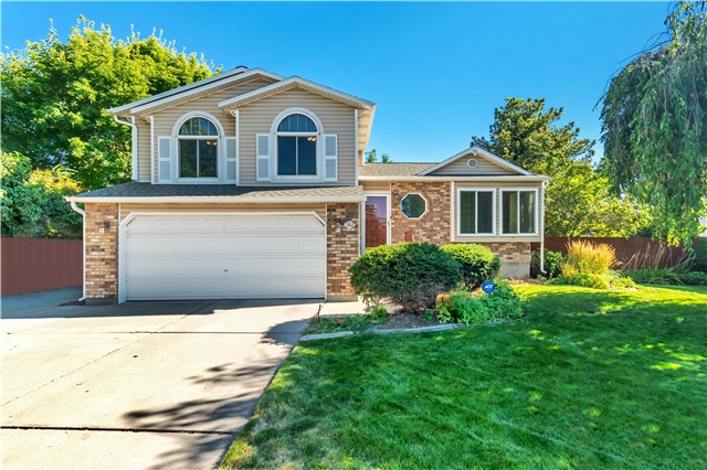 Sandy House: 582 E Meadow Hill Dr