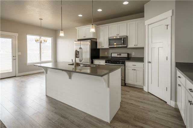 Vineyard Townhome: 236 W Silver Springs Dr