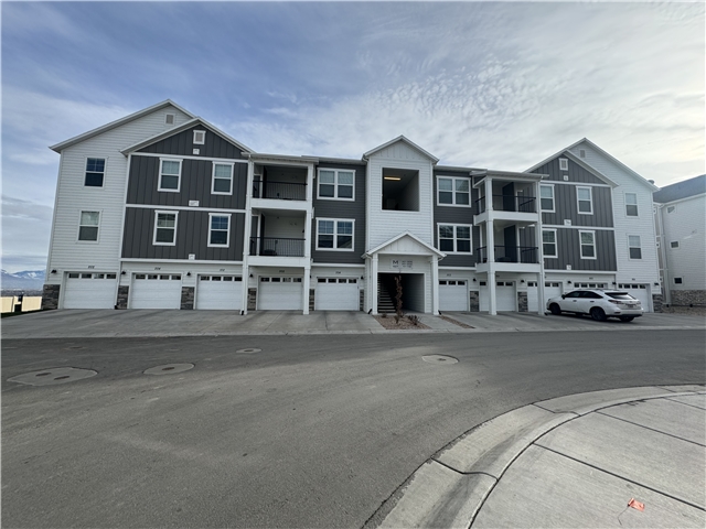 Saratoga Springs Condo: 927 W Coral Charm Way