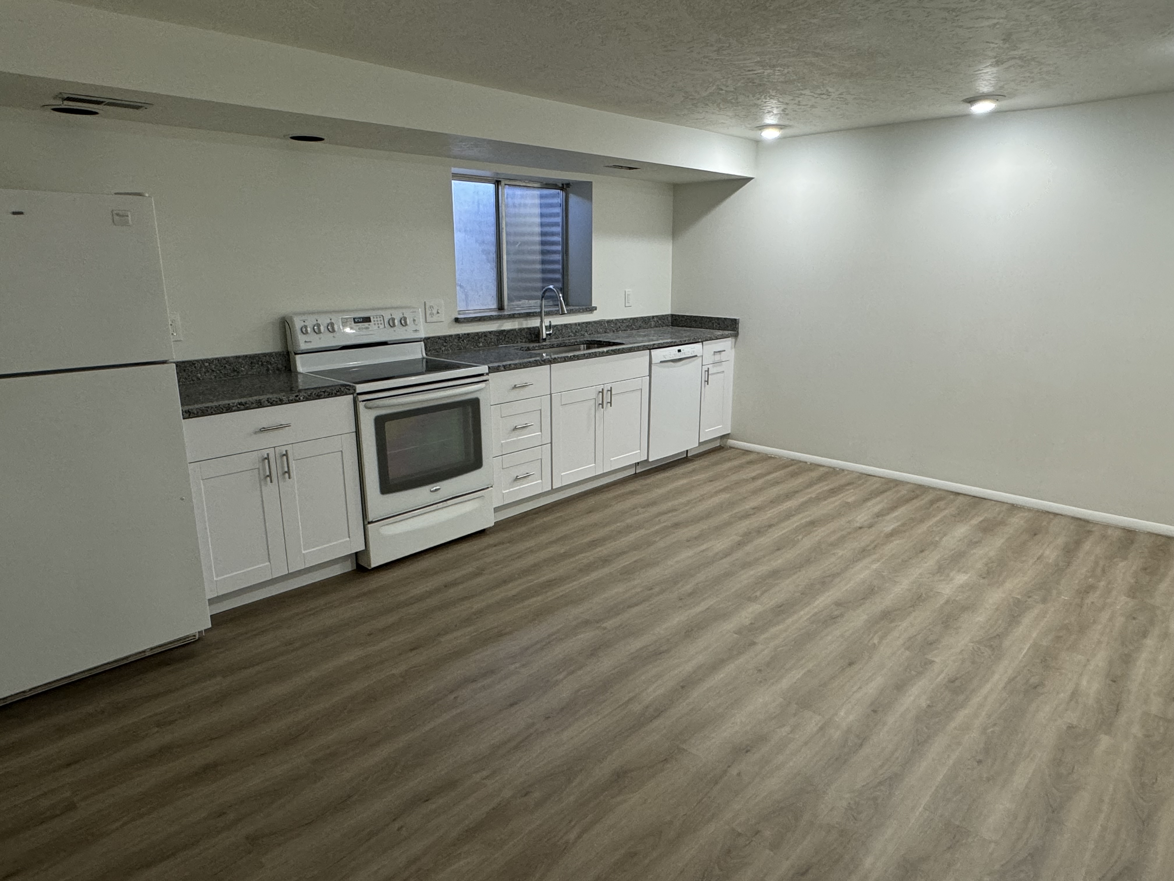 Sandy In-Law/Basement: 578 E Sarah Ln