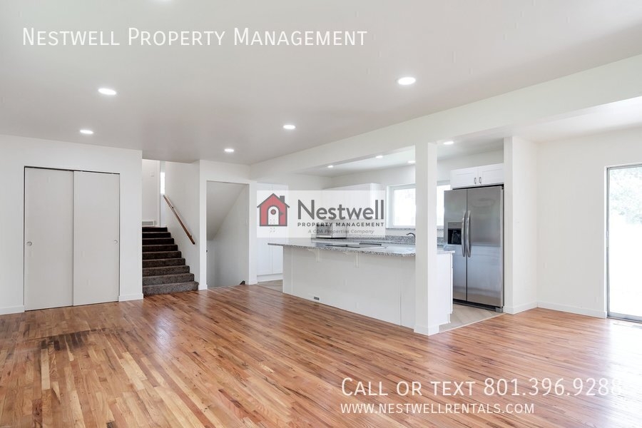 Sandy House: 9329 S Sneddon Dr