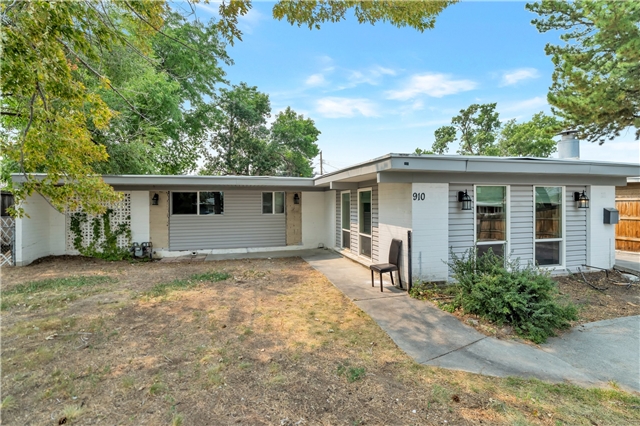 Sandy House: 910 E Carnation Dr