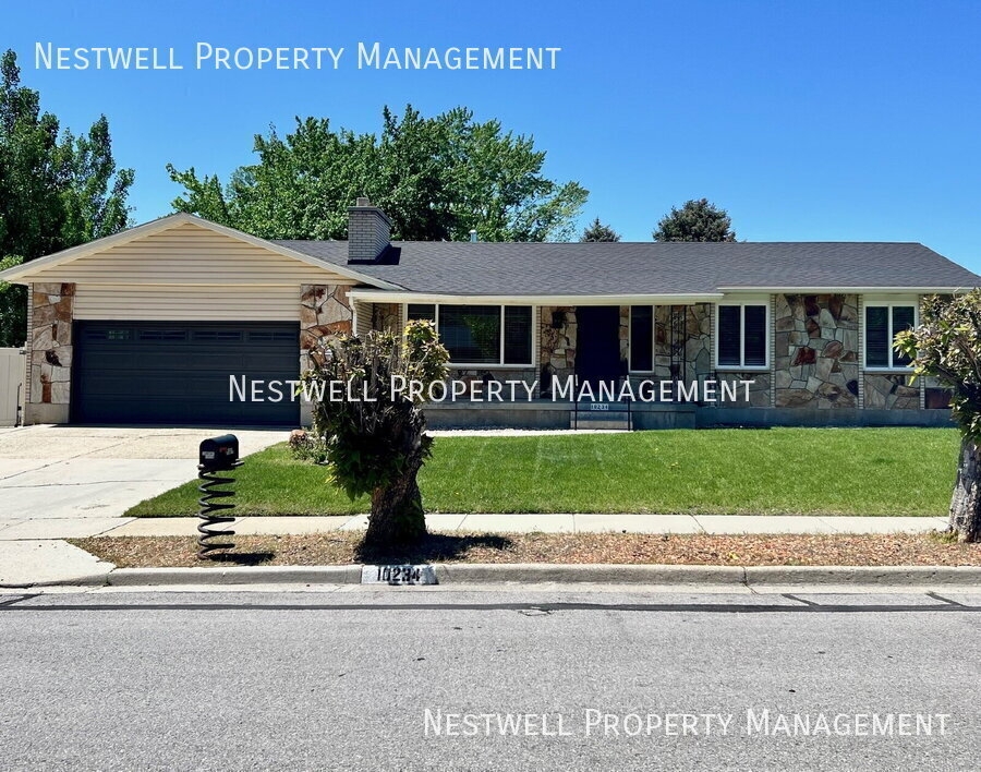 Sandy House: 10234 S Vilas Dr