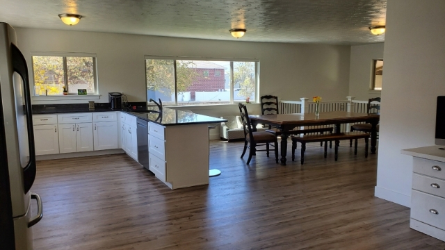 Alpine House: 30 S Main St