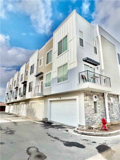 Clearfield Townhome: 160 N Main St