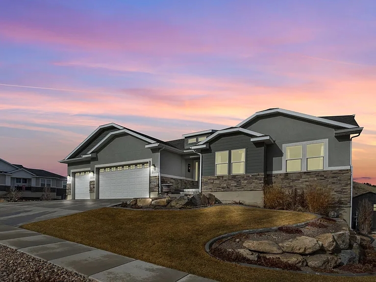 Eagle Mountain House: 3749 E Hollow Crest Dr