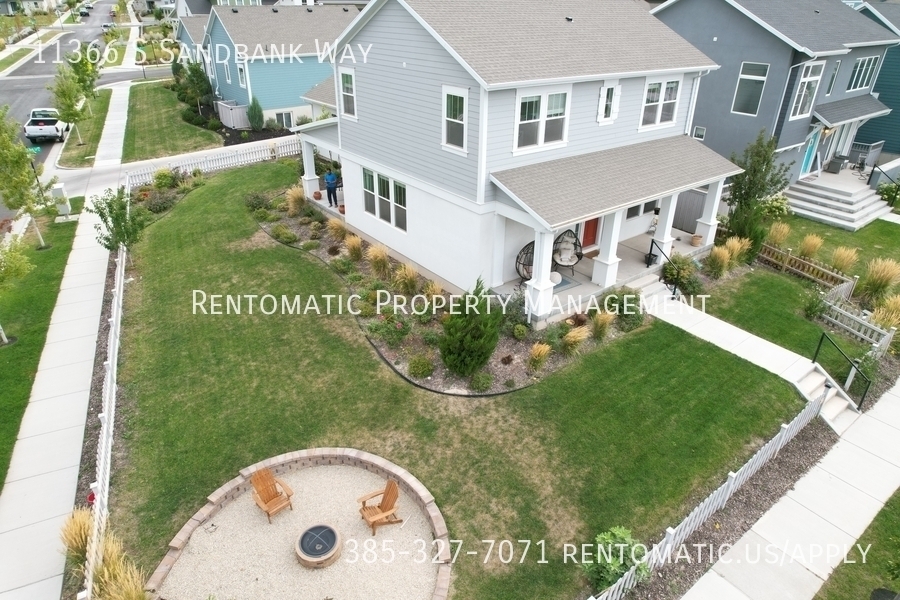 South Jordan House: 11366 S Sandbank Way