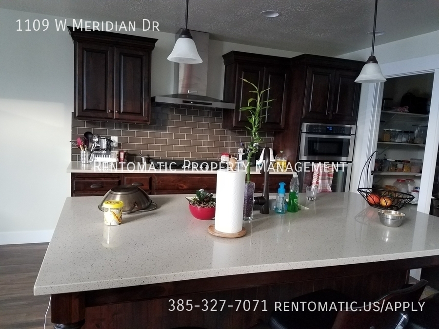 Saratoga Springs House: 1109 W Meridian Dr