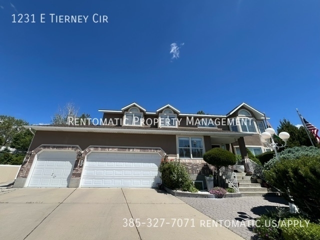 Sandy House: 1231 E Tierney Cir