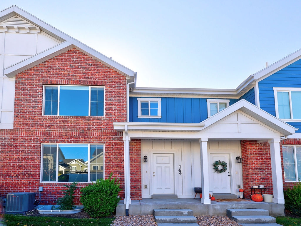 Sandy Townhome: 764 E Newfield Dr