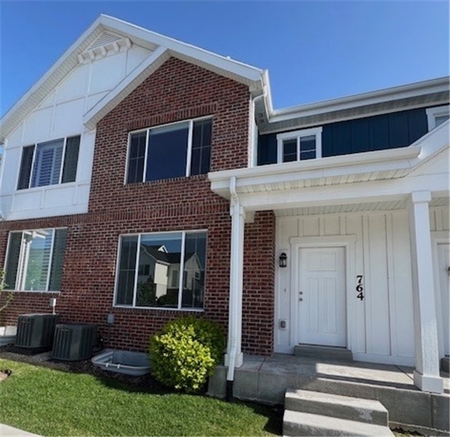 Sandy Townhome: 764 E Newfield Dr