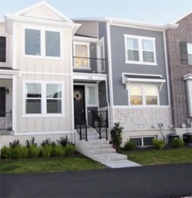 Vineyard Townhome: 266 W 590 N