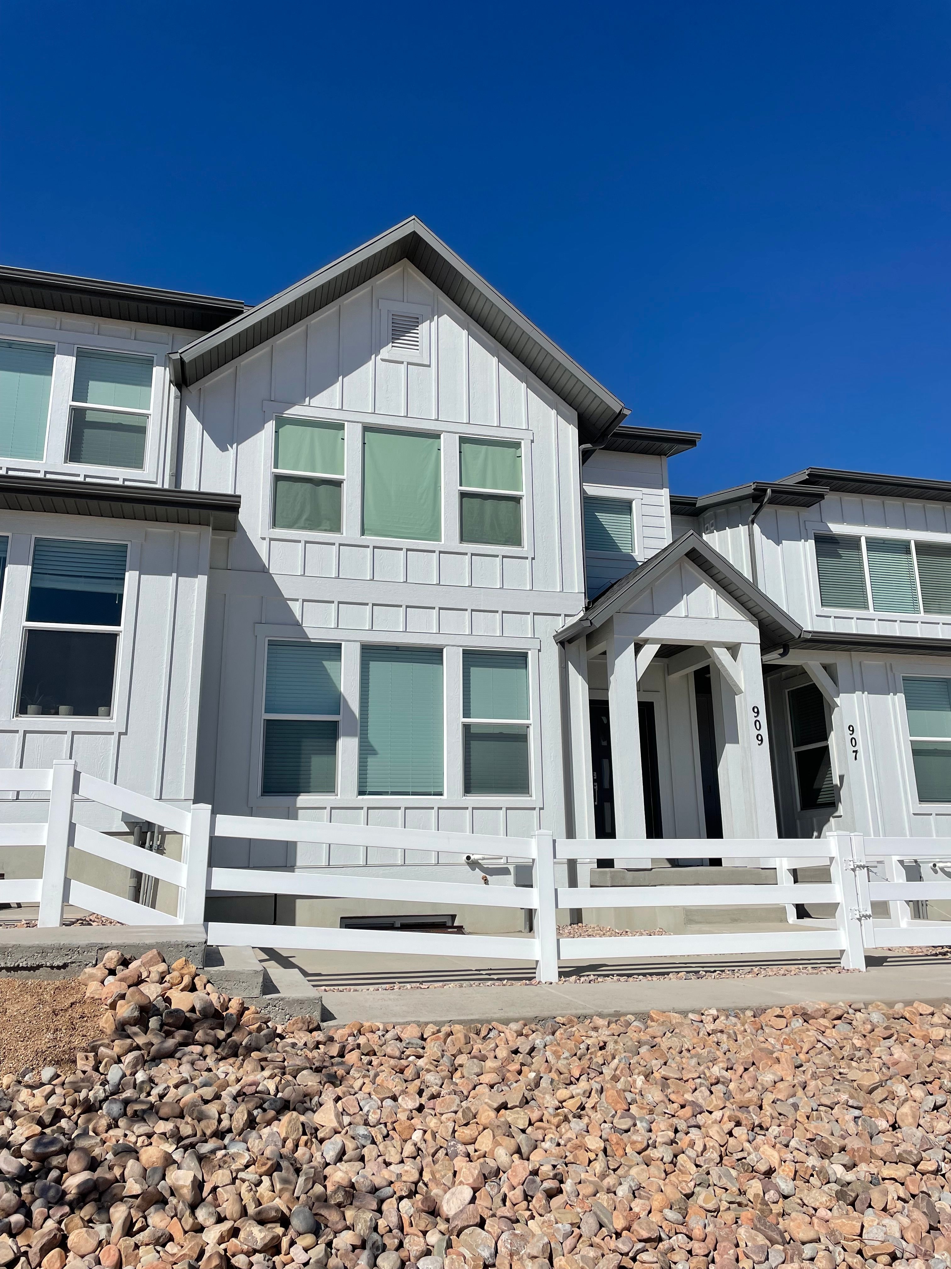 Saratoga Springs Townhome: 909 W Sunspear Dr