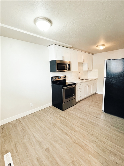 Sunset Apartment: 31 W 1600 N