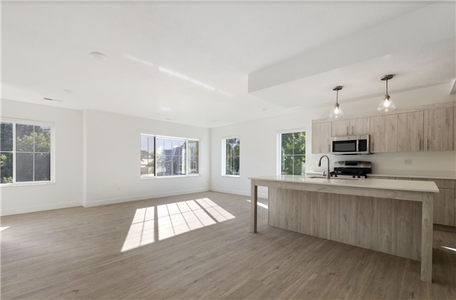 Logan Townhome: 156 S Main St