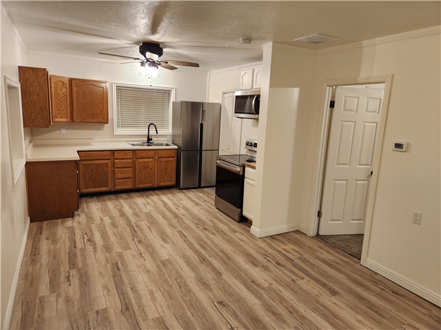 Kaysville House: 960 S Main St