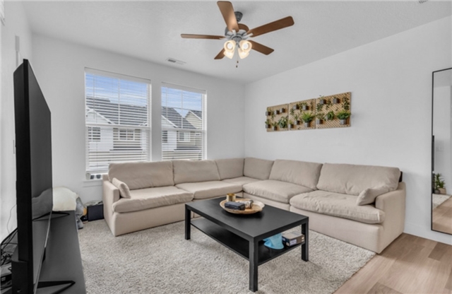 Vineyard Condo: 304 W 410 N