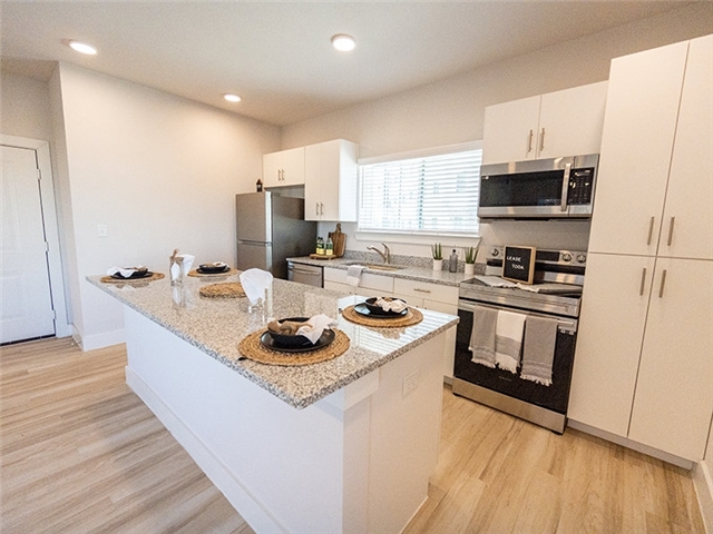 Ennis Apartment: 1101 Biloxi Dr