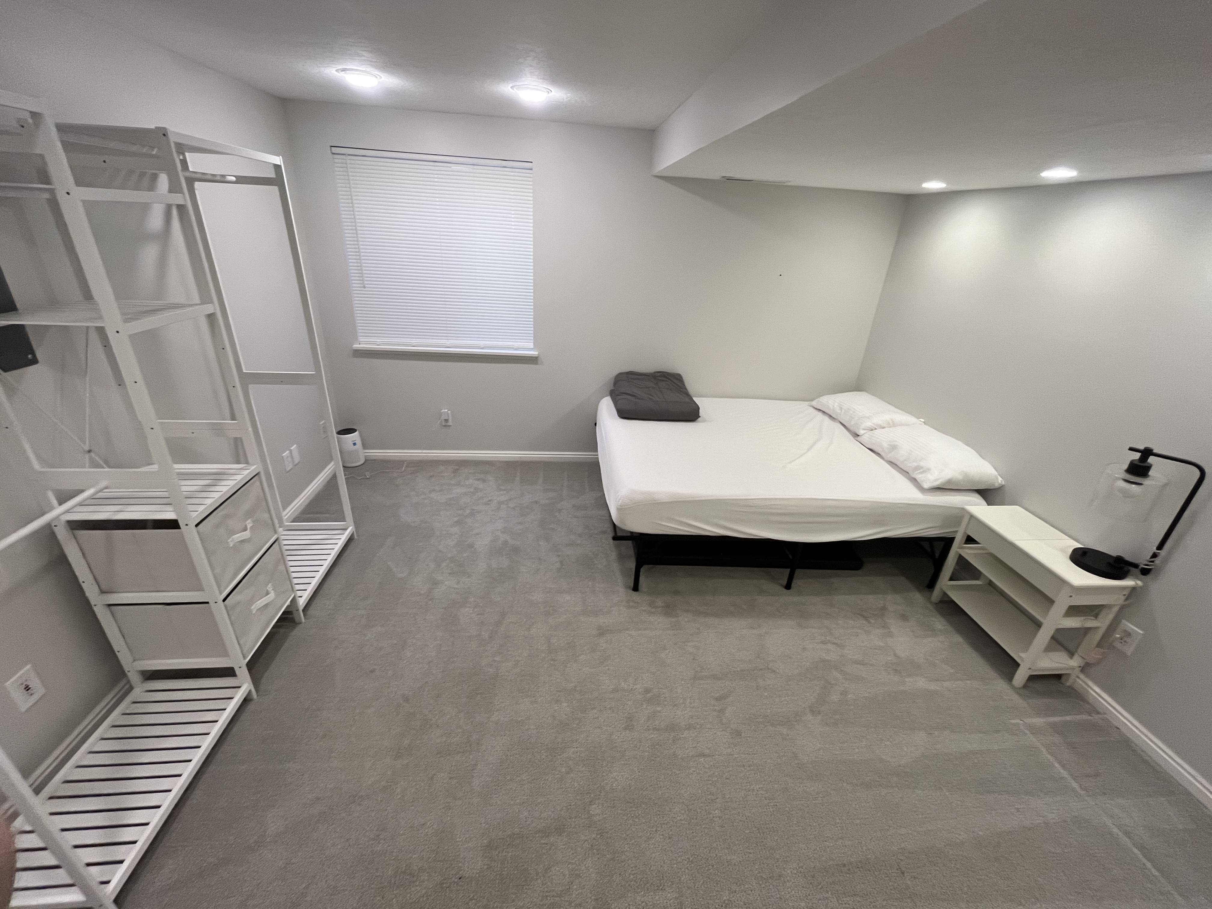 Draper Single Room: 364 E Steep Mountain Dr