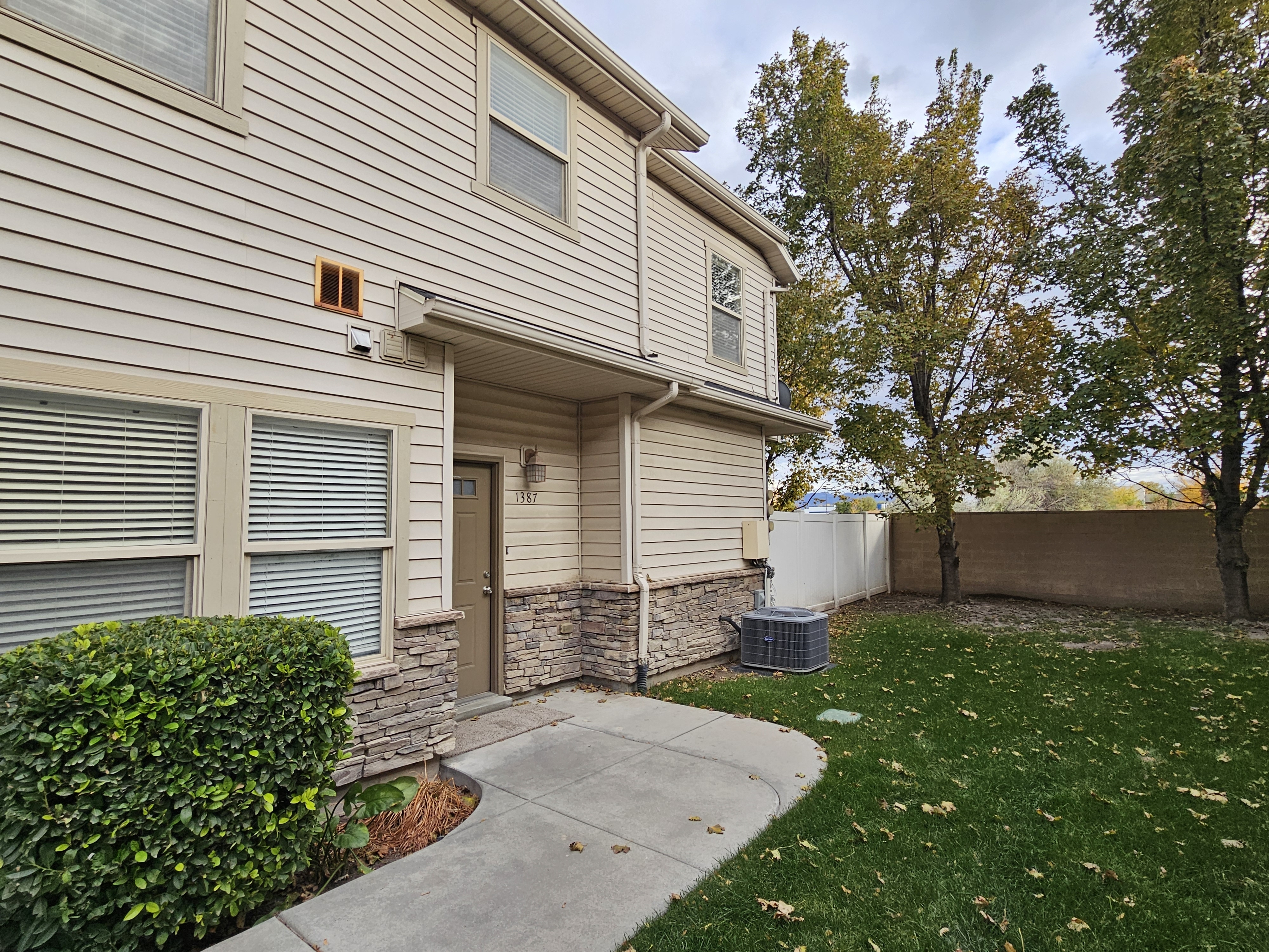 West Jordan Townhome: 1387 W Stone Meadow Dr