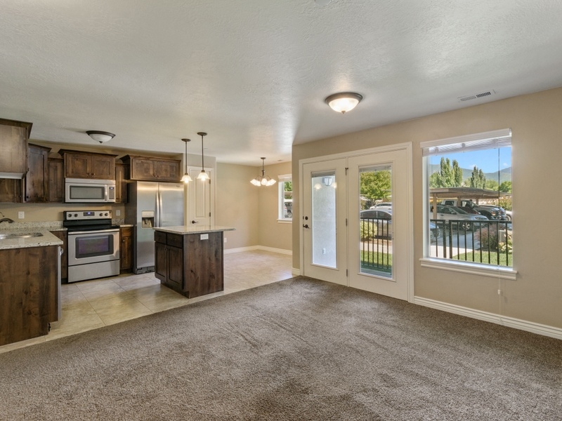 Layton Apartment: 861 S Main St