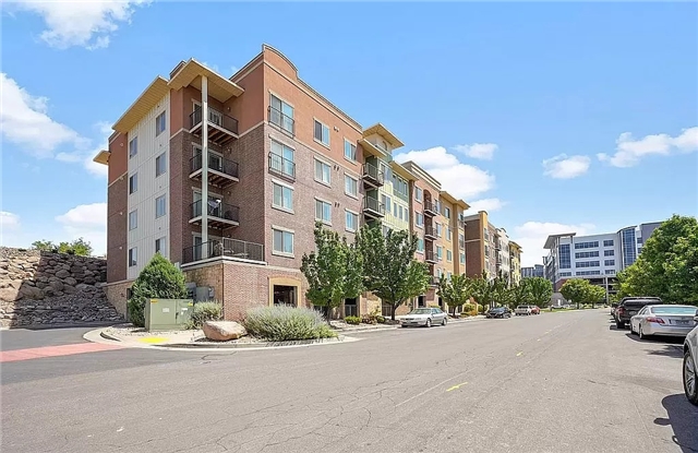 Sandy Apartment: 170 Albion Village Way