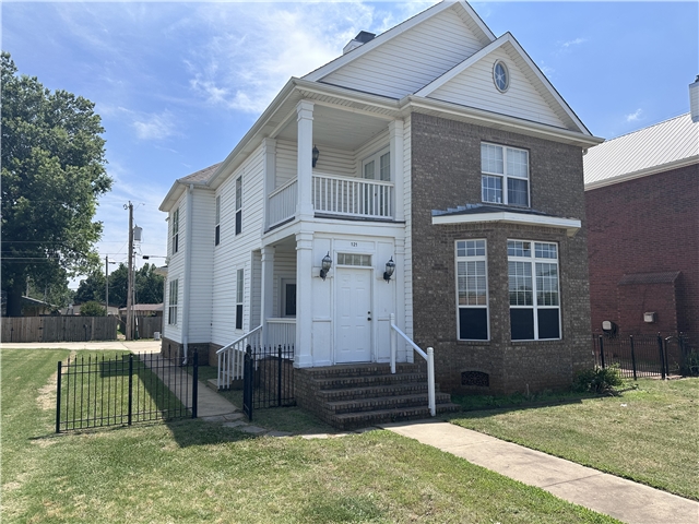 Stillwater House: 121 W Lakeview Rd
