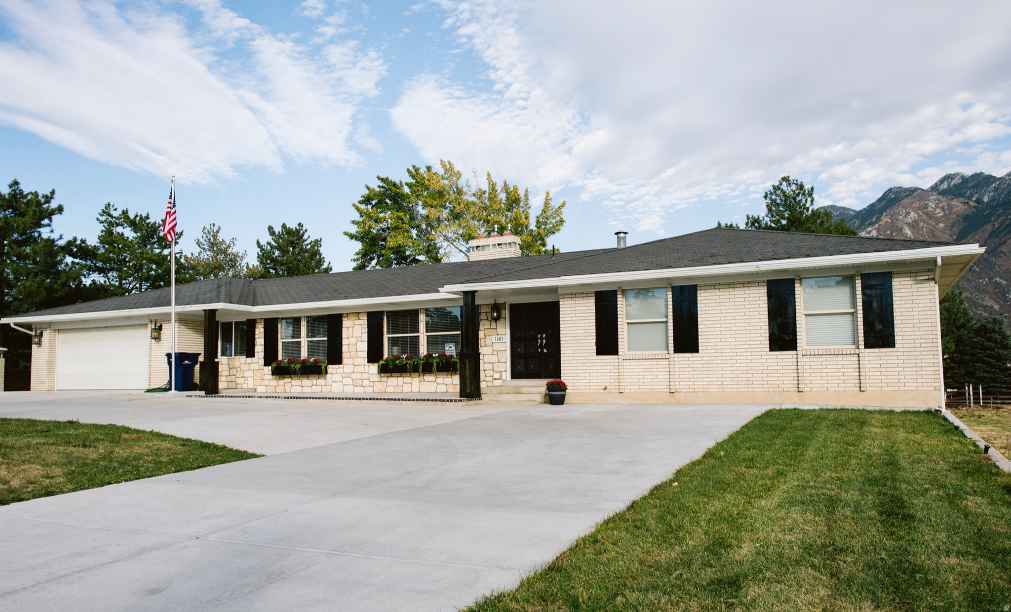 Sandy House: 11415 S Hagan Rd