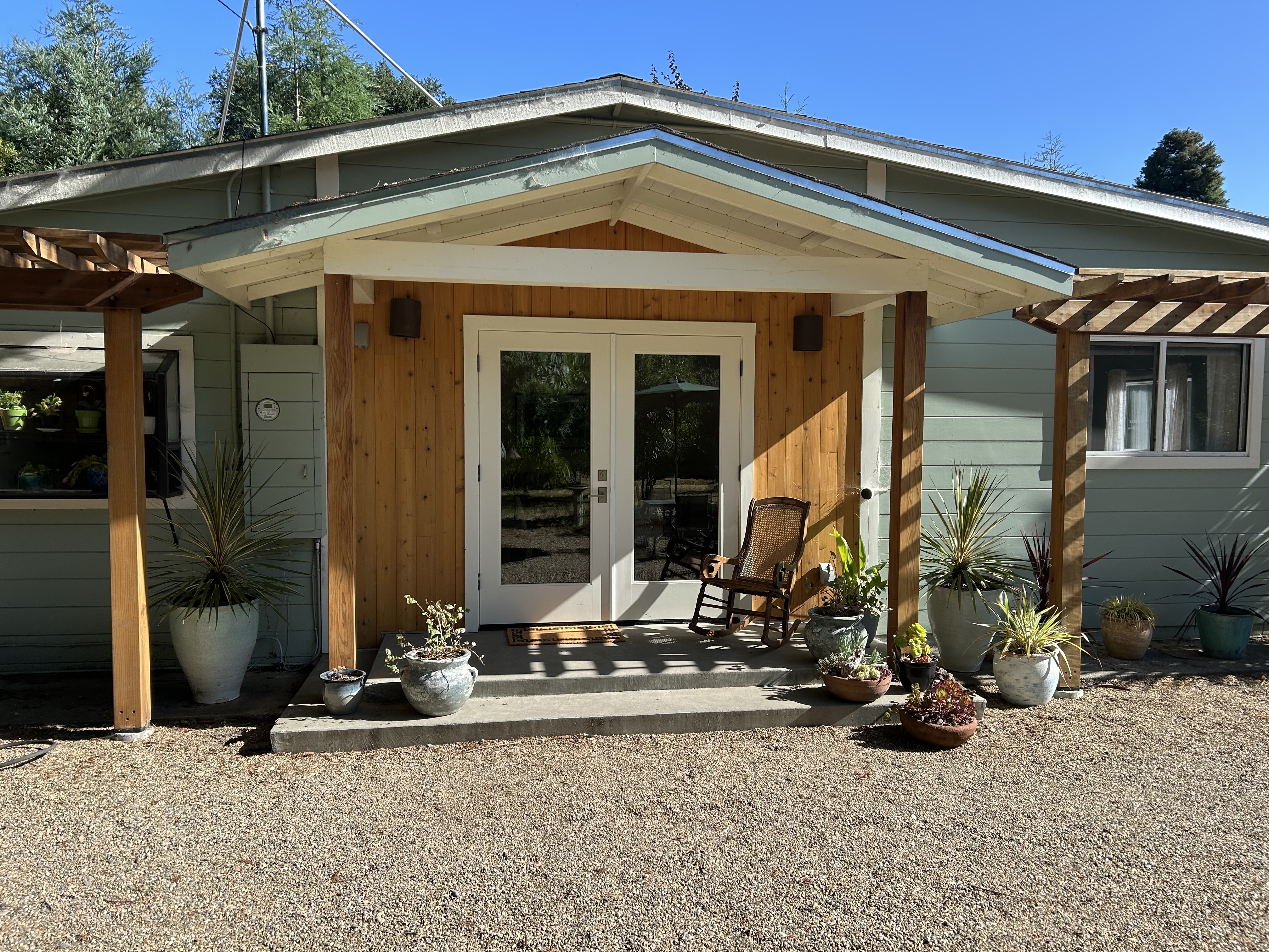 Sebastopol House: 8360A Medved Ln