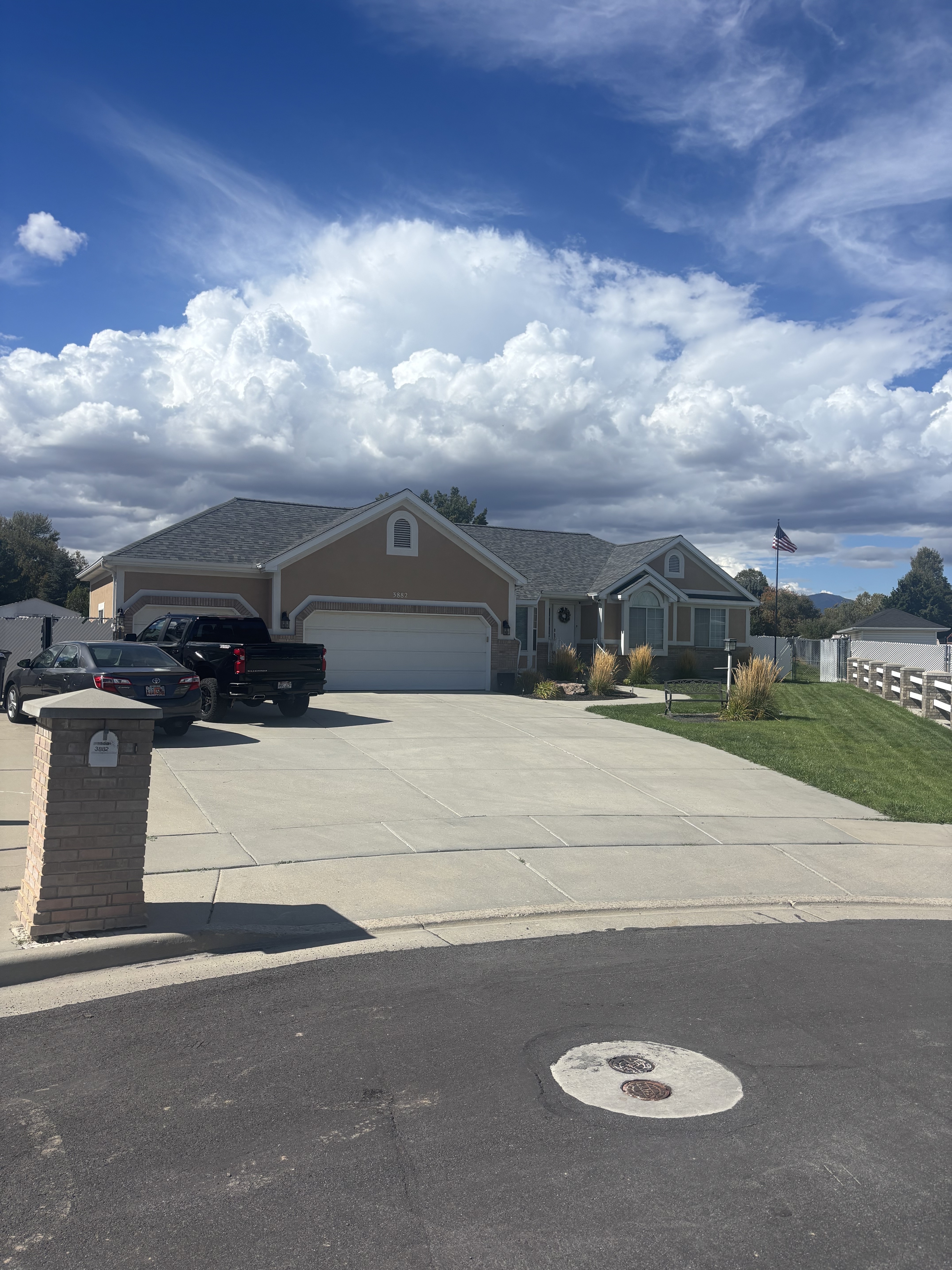 South Jordan House: 3882 W Millford Cv