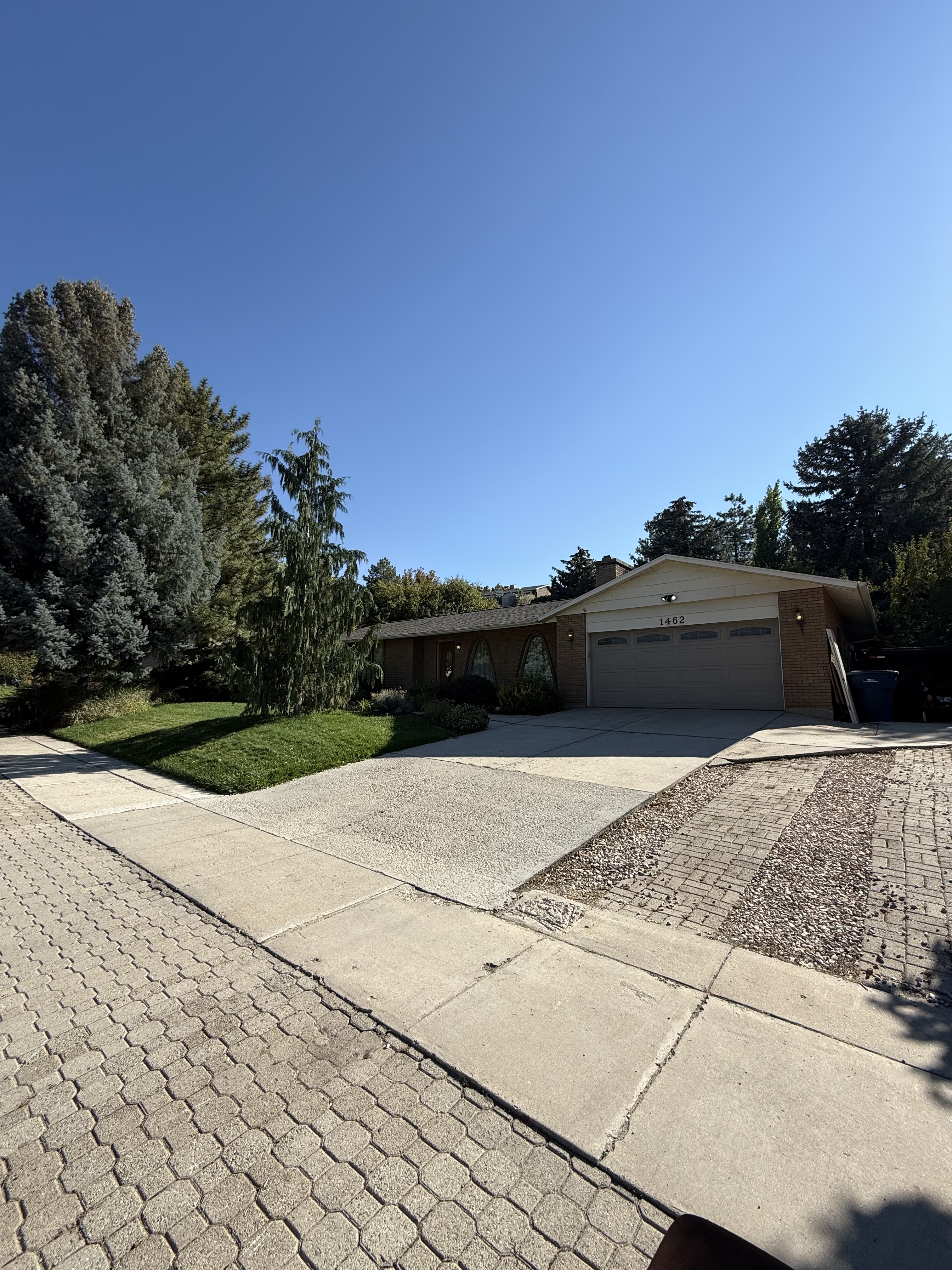 Sandy House: 1462 E Stanley Dr