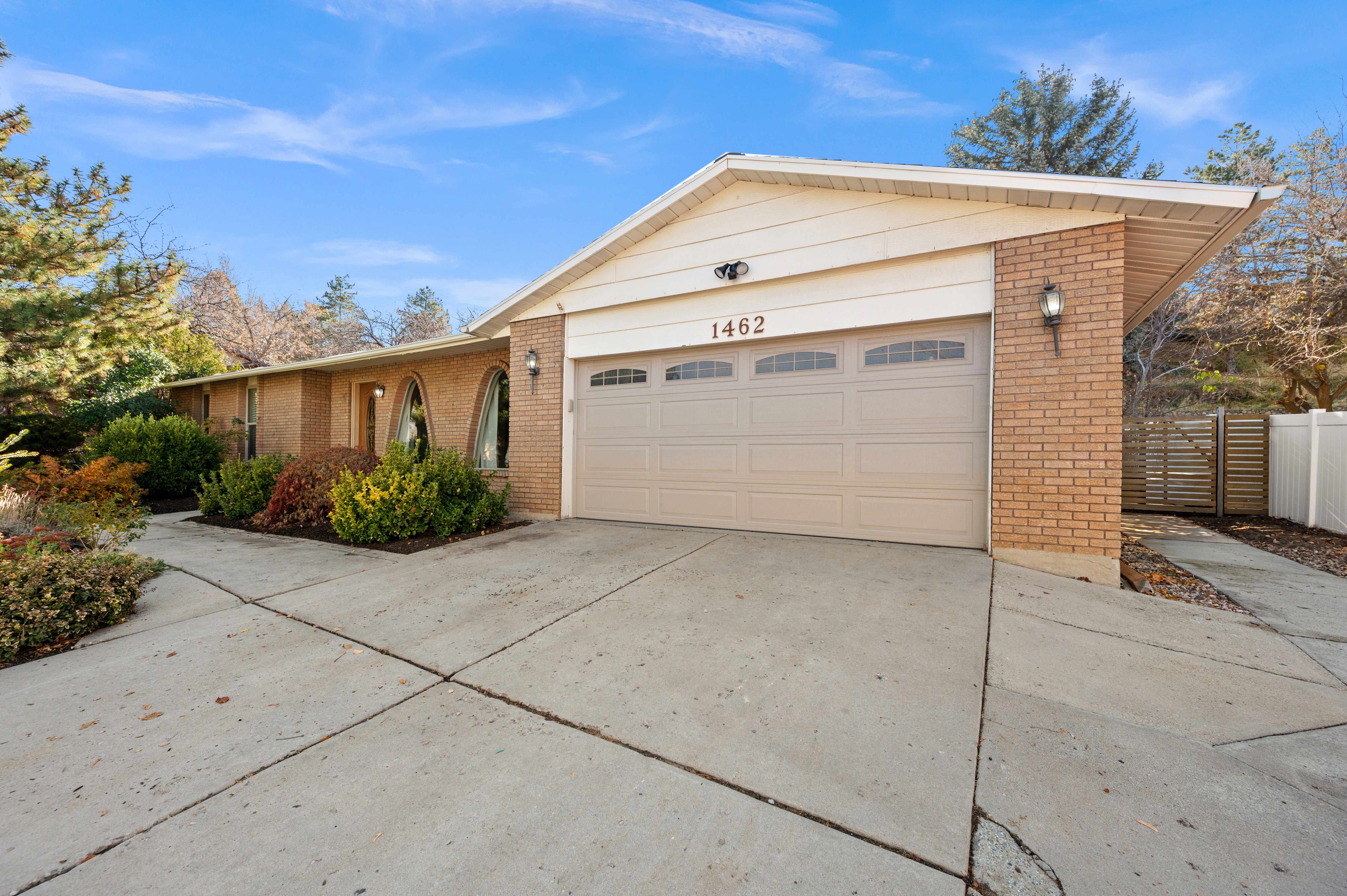 Sandy House: 1462 E Stanley Dr