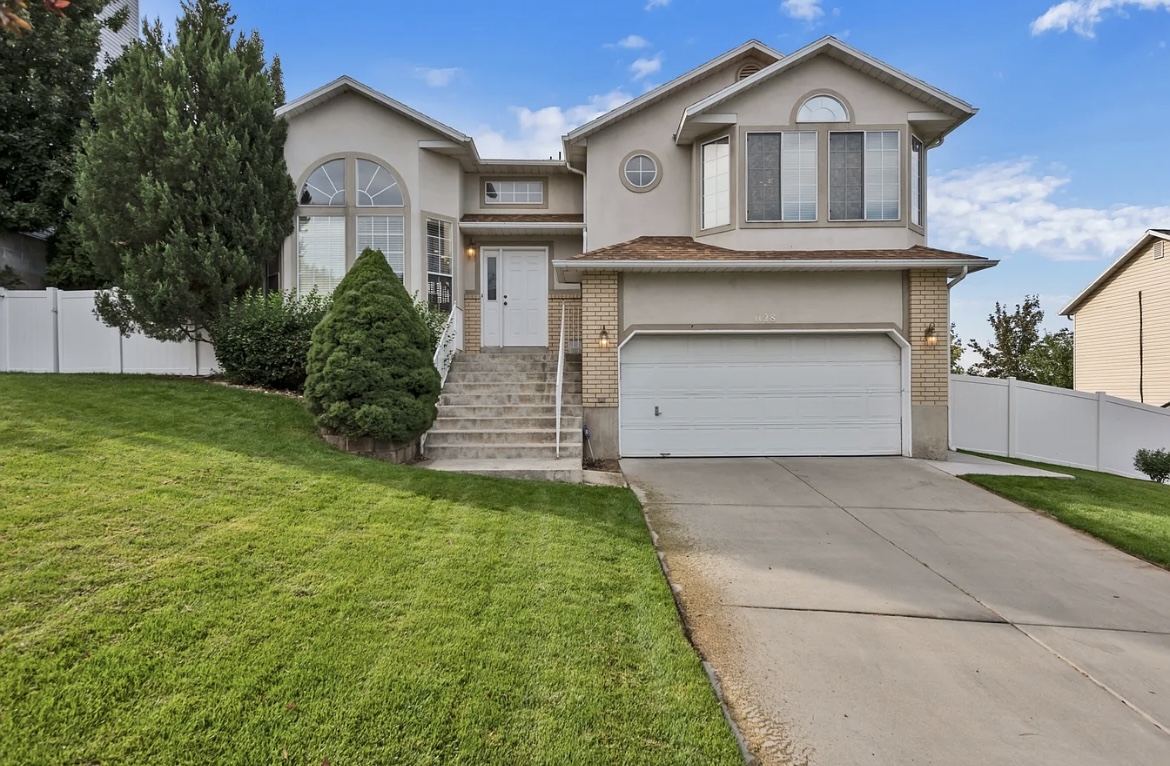 Sandy House: 1128 E Castle Rock Rd
