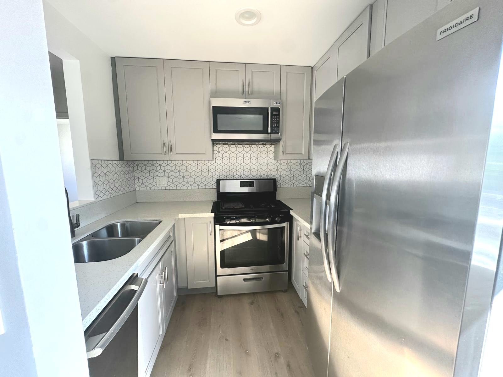 Los Angeles Apartment: 5256 Meridian St