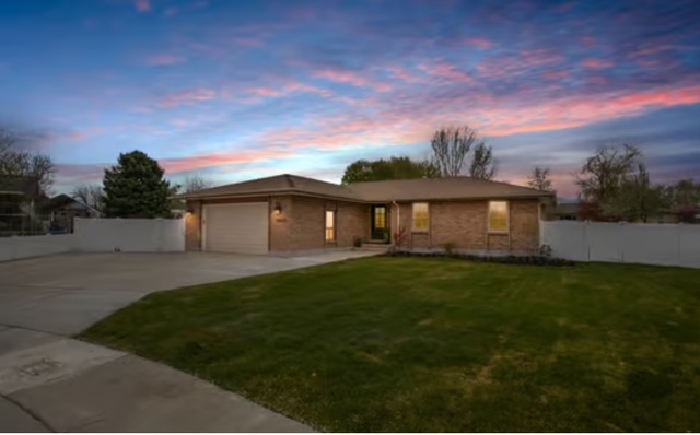 South Jordan House: 9809 S Jordan Ridge Cir