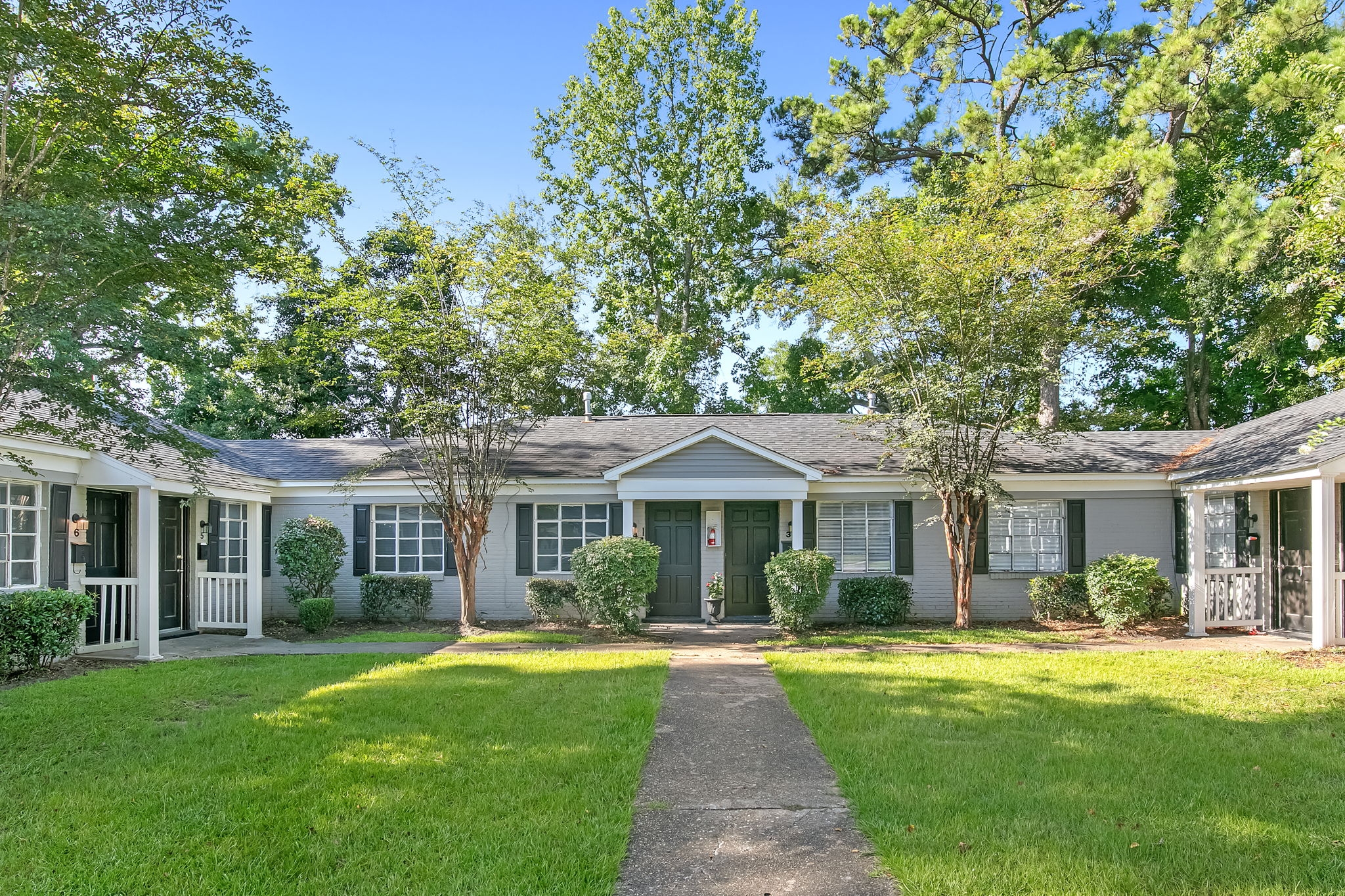 Mobile Apartment: 1601 Neshota Dr