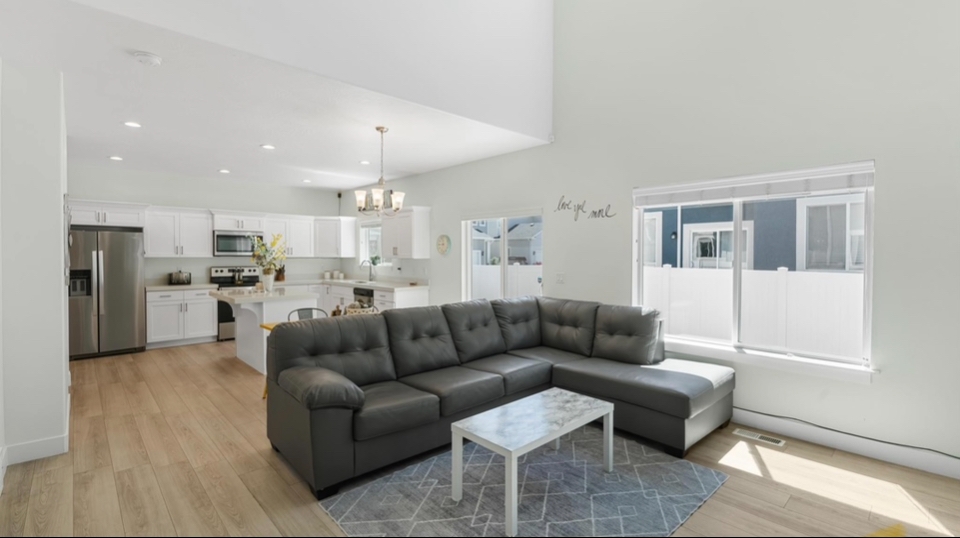 Vineyard House: 456 E 320 N