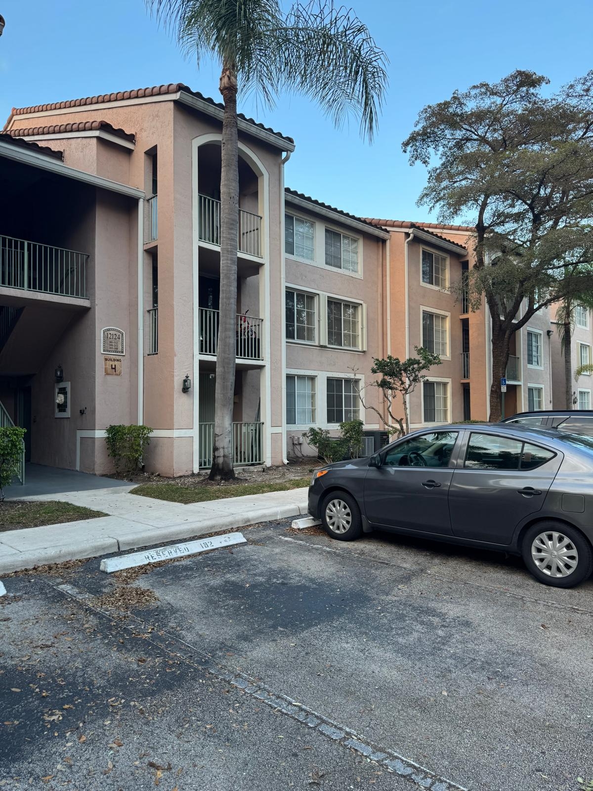 Hollywood Apartment: 12124 Saint Andrews Pl