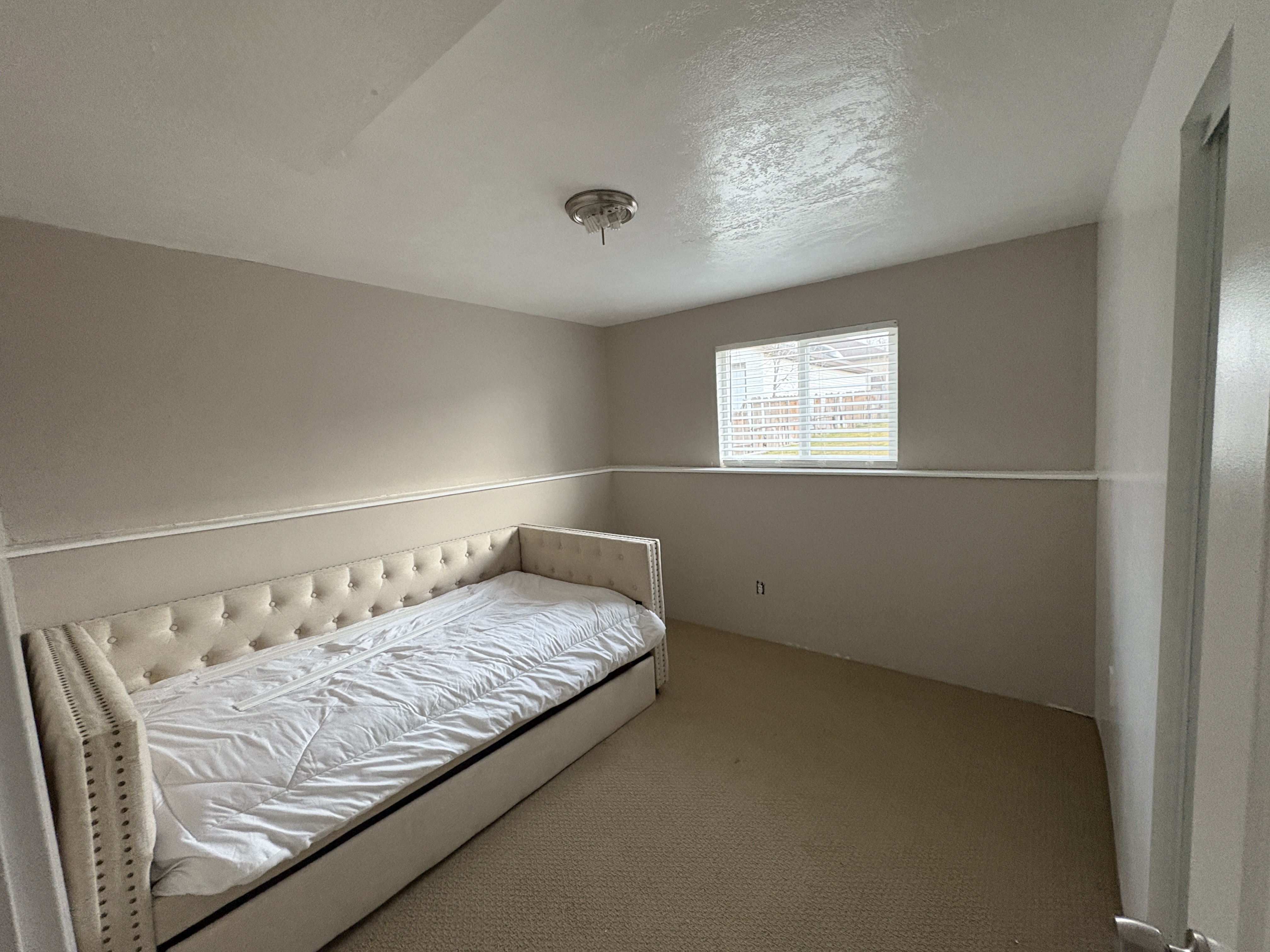 West Valley City Single Room: 6435 W 3270 S