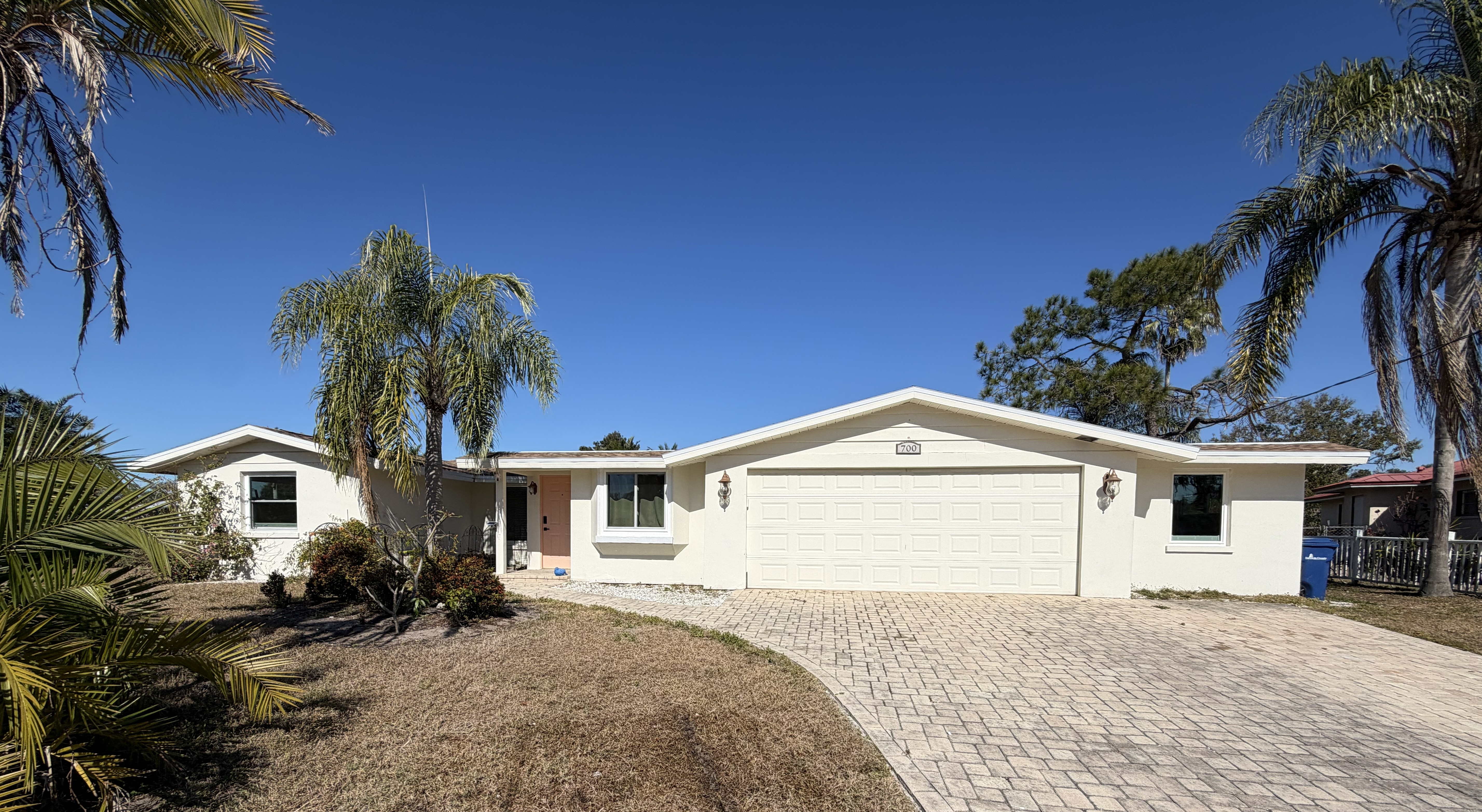 Sarasota House: 700 W Lake Cir